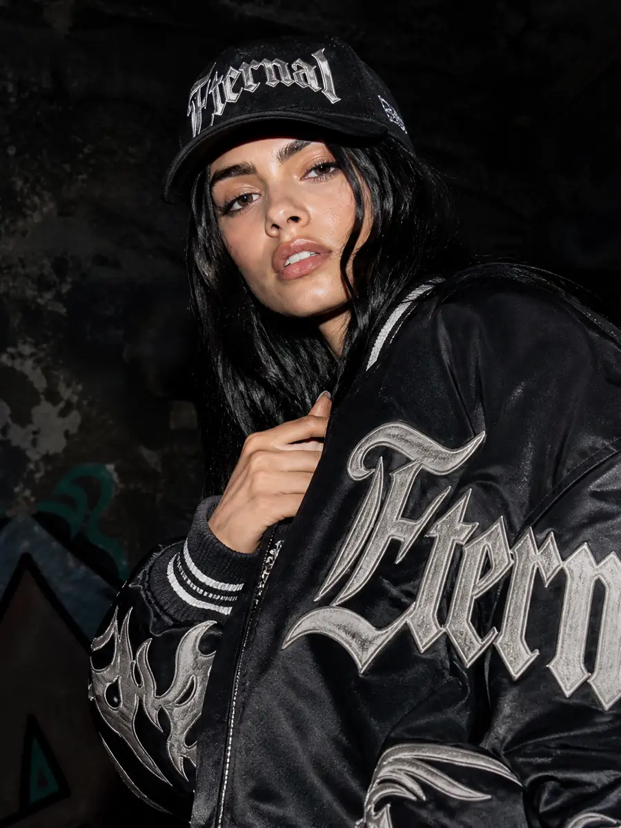 Campaña de moda hecha con IA: modelo con chaqueta bomber y gorra Eternal