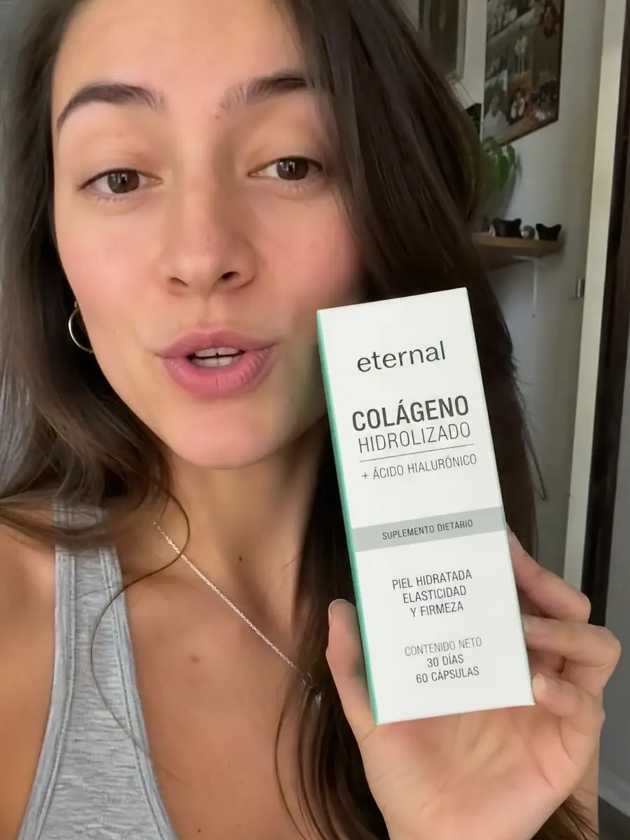 Vídeo UGC hecho con IA: una chica enseña a cámara el colágeno Eternal